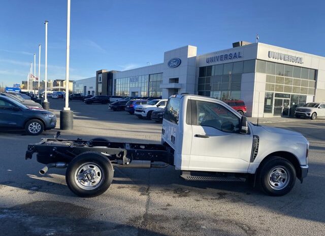 
								New 2024 Ford Super Duty F-350 SRW XL 2WD REG CAB CHASSIS W/RUNNING BOARDS, BLOCK HEATER & CHROME PKG full									