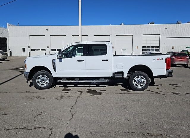 
								New 2025 Ford Super Duty F-250 SRW XLT CREW CAB 4WD W/RUNNING BOARDS, PWR SLIDING RR WINDOW, PWRSCOPE MIRRORS, AND TAILGATE STEP full									