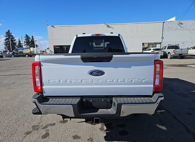 
								New 2025 Ford Super Duty F-250 SRW XLT CREW CAB 4WD W/RUNNING BOARDS, PWR SLIDING RR WINDOW, PWRSCOPE MIRRORS, AND TAILGATE STEP full									