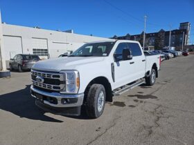 New 2025 Ford Super Duty F-250 SRW XLT CREW CAB 4WD W/RUNNING BOARDS, PWR SLIDING RR WINDOW, PWRSCOPE MIRRORS, AND TAILGATE STEP