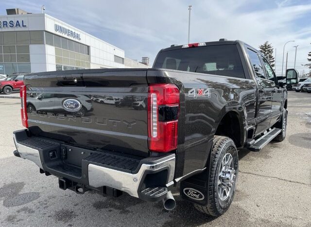 
								New 2025 Ford Super Duty F-350 SRW LARIAT 4WD CREW CAB W/MOONROOF, AND TAILGATE STEP full									