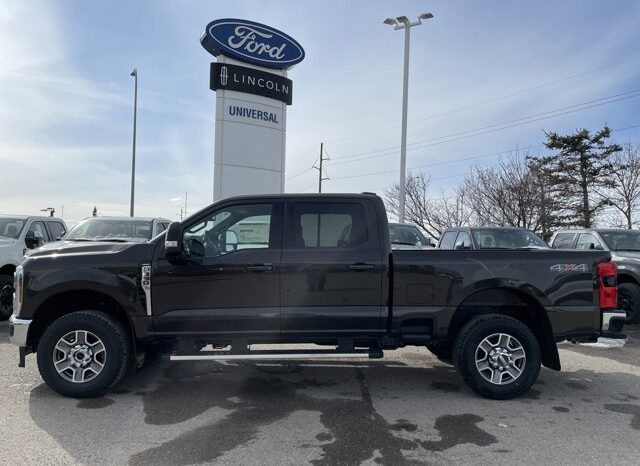 
								New 2025 Ford Super Duty F-350 SRW LARIAT 4WD CREW CAB W/MOONROOF, AND TAILGATE STEP full									