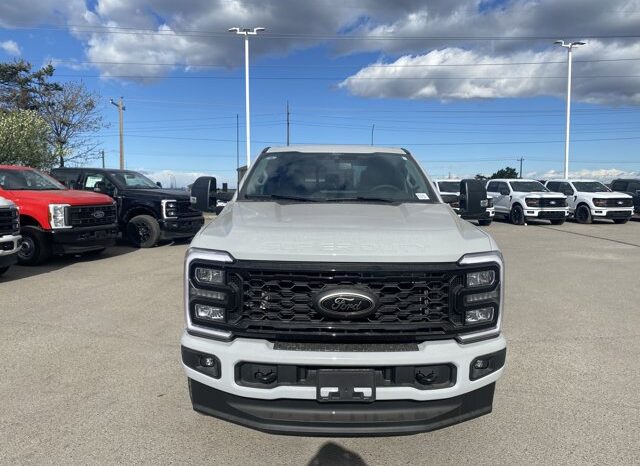 
								New 2025 Ford Super Duty F-350 SRW XLT CREW CAB 4WD W/BLACK APPEARANCE, PREMIUM, & FX4 PKGS, PROPOWER 2KW, MOONROOF, AND TAILGATE STEP full									