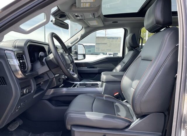 
								New 2025 Ford Super Duty F-350 SRW LARIAT CREW 4WD W/BLACK APPEARANCE PKG, 5TH WHEEL PREP KIT, MOONROOF, AND ULTIMATE PKG full									