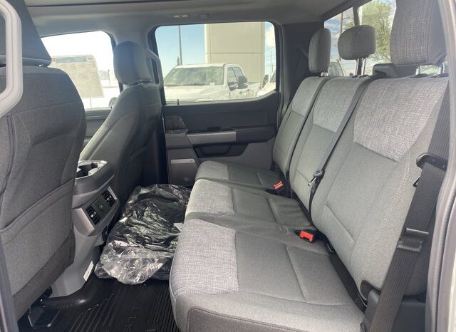 
								New 2025 Ford Super Duty F-350 SRW XLT CREW CAB 4WD W/BLACK APPEARANCE, PREMIUM, & FX4 PKGS, PROPOWER 2KW, MOONROOF, AND TAILGATE STEP full									