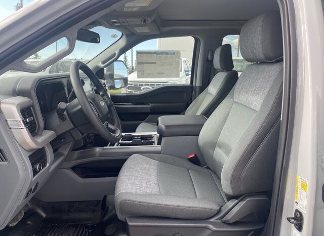 
								New 2025 Ford Super Duty F-350 SRW XLT CREW CAB 4WD W/BLACK APPEARANCE, PREMIUM, & FX4 PKGS, PROPOWER 2KW, MOONROOF, AND TAILGATE STEP full									