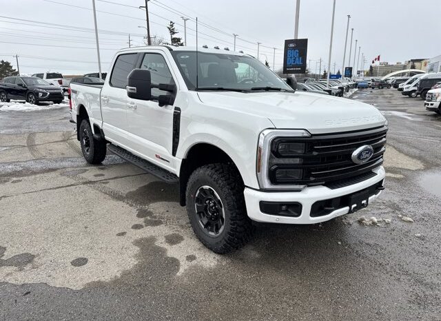 
								New 2026 Ford Super Duty F-350 SRW Platinum 4WD full									